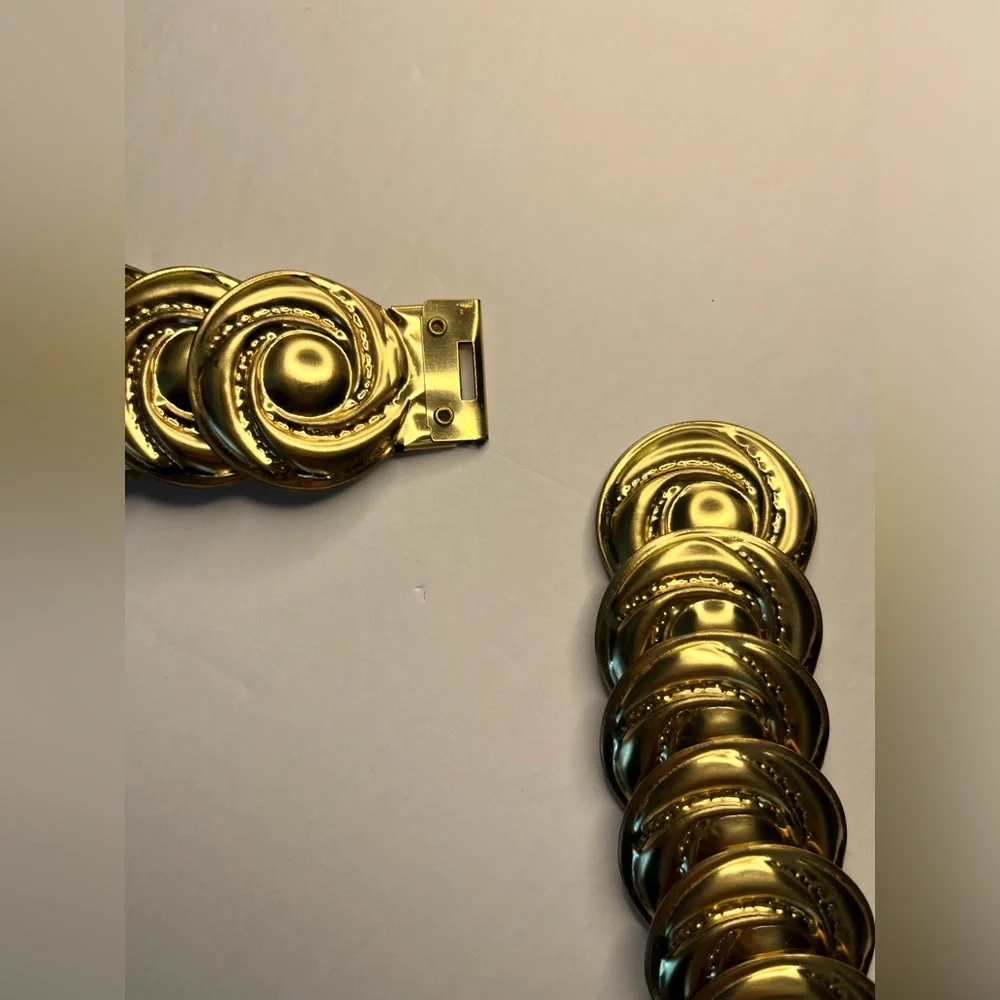Vintage 1990's Y2K‎ Gold Tone Circle Scallop Medallion Stretch Belt One Size